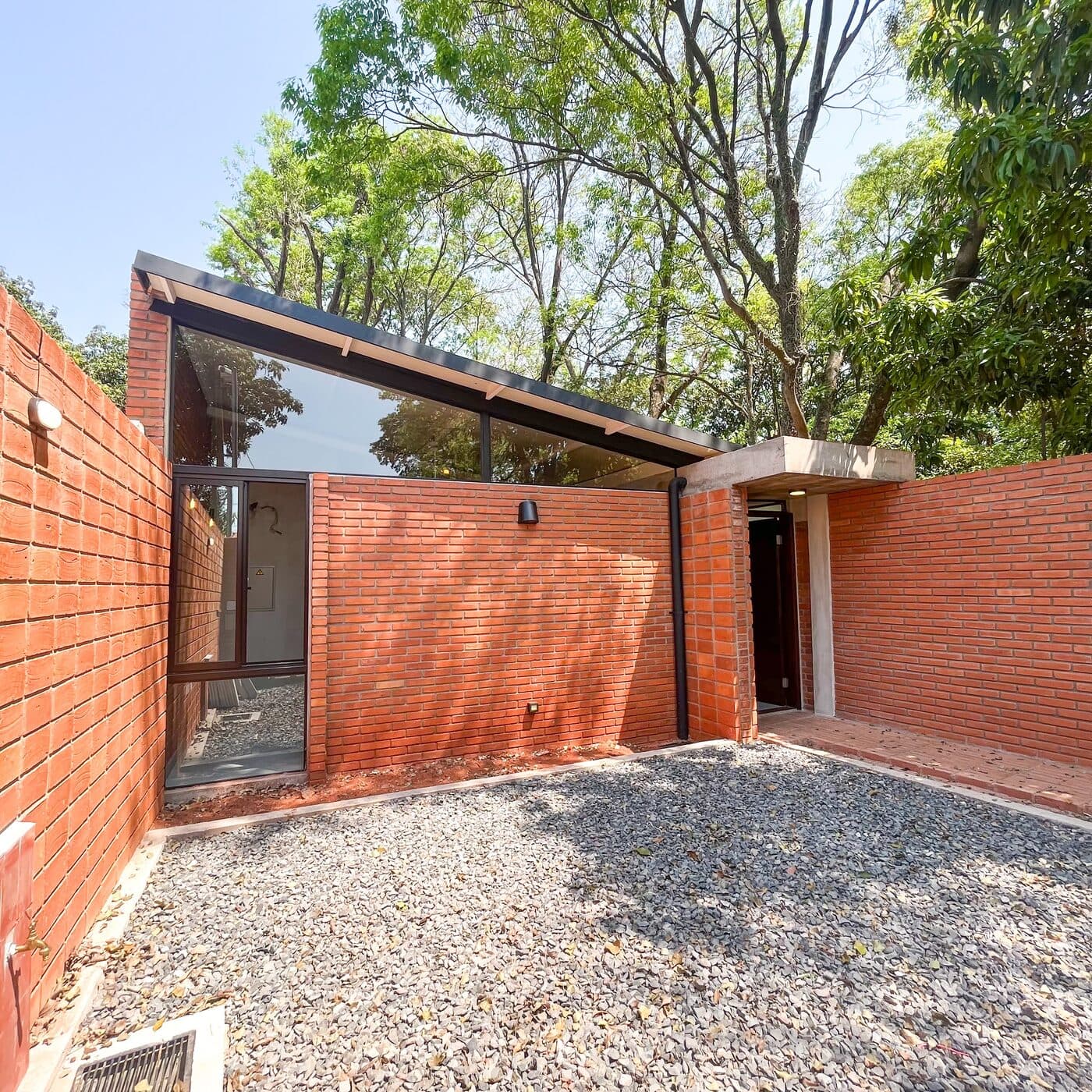 El patio interno entre los muros de ladrillo, con las copas de los árboles encima