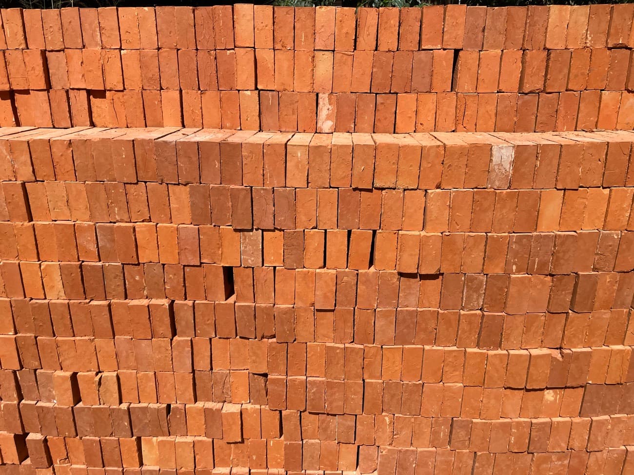 Pila de ladrillos apilados a la intemperie, a pleno sol