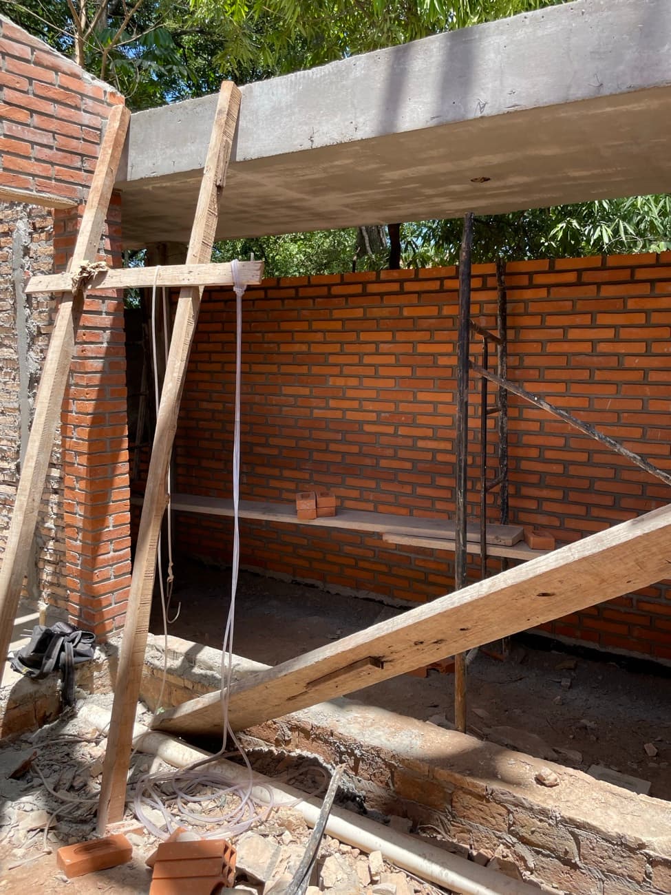 La galería con la losa de hormigón volando sobre el muro, sostenida por puntales cruzados