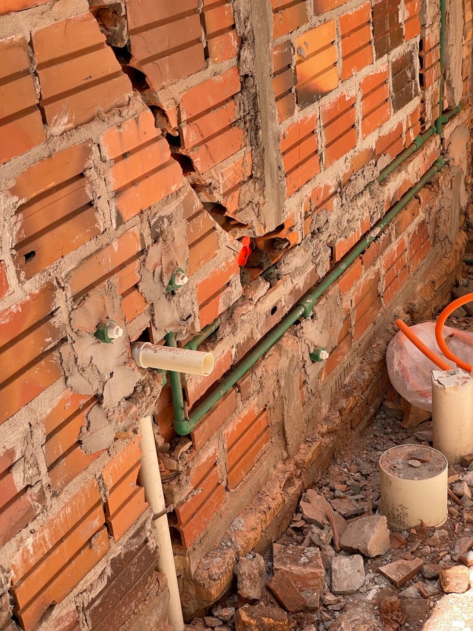 Las canaletas picadas en el ladrillo con los caños de agua ya colocados