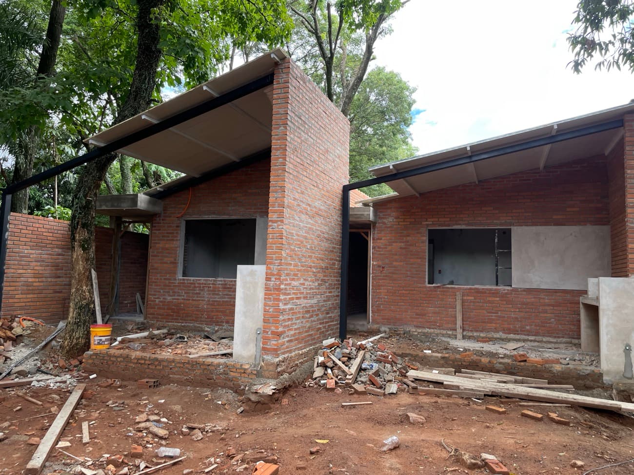 Las dos unidades vistas de frente, con los aleros montados y los vanos abiertos