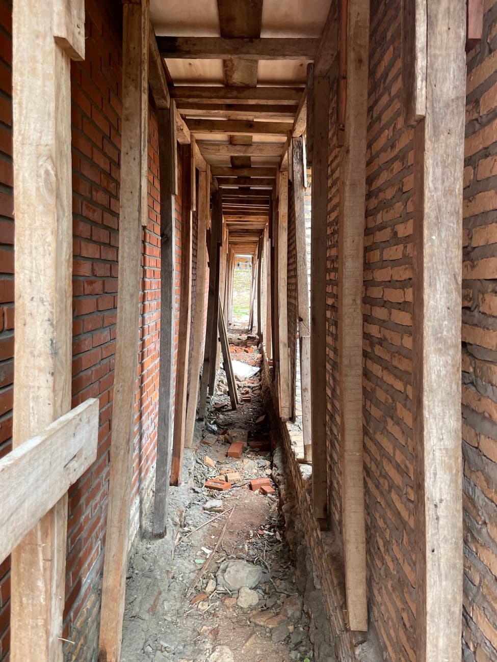 El pasillo entre las dos unidades, con los puntales y las vigas de madera en fuga