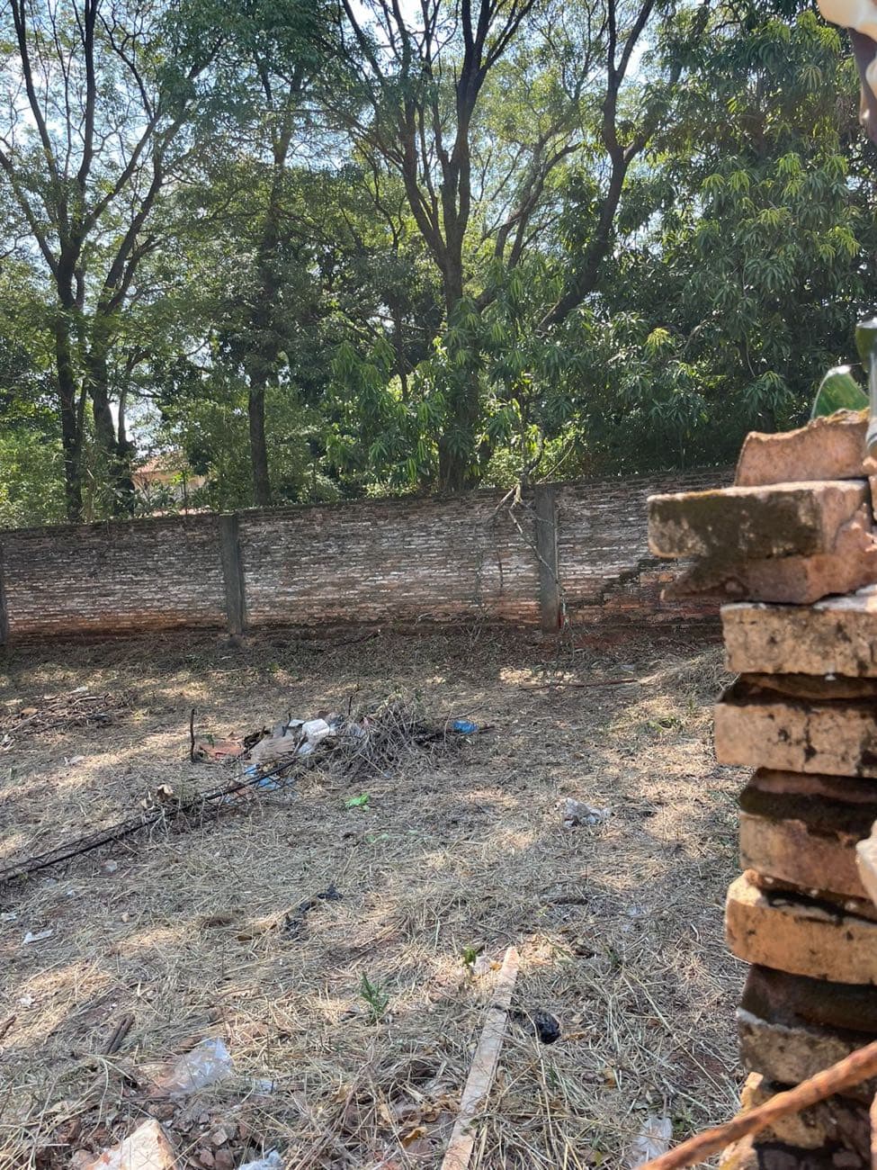 La construcción vieja del fondo del terreno