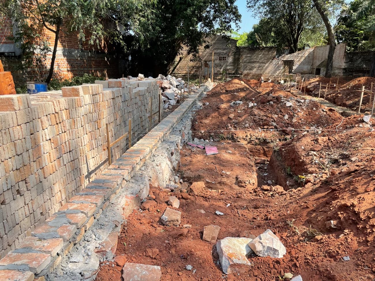 El muro en escalera apoyado sobre el cimiento de piedra bruta