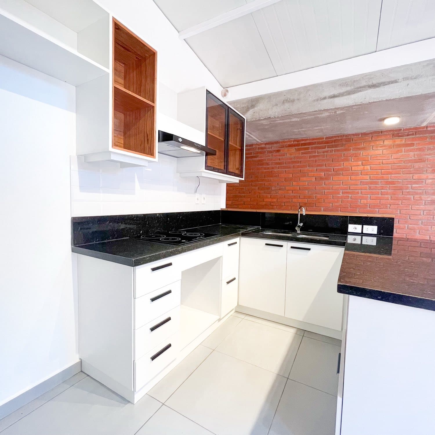 Cocina con muro de ladrillo visto