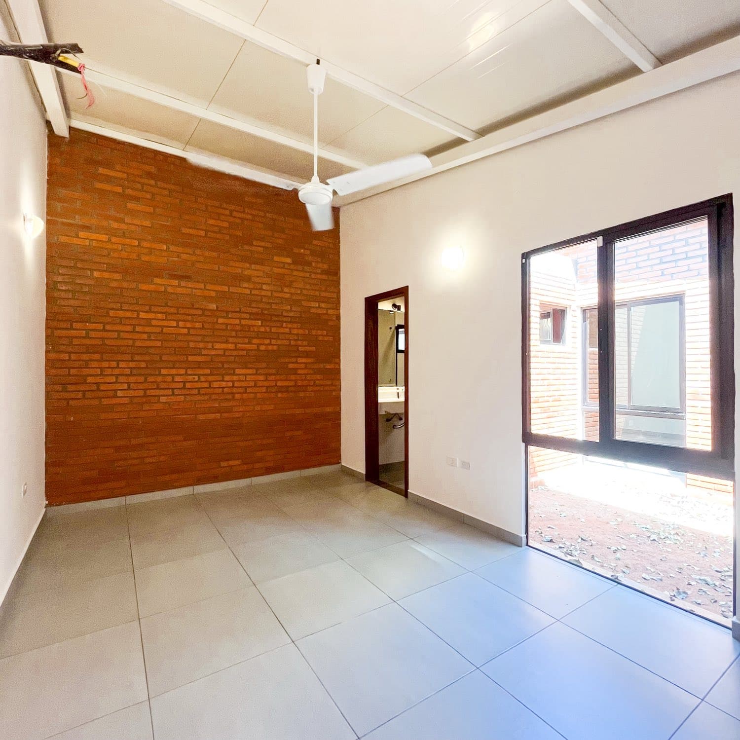 Habitación con muro de ladrillo