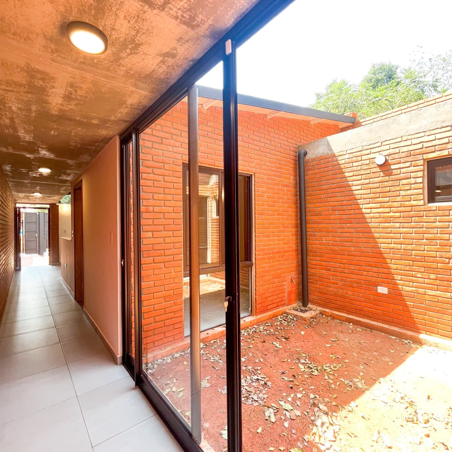 Pasillo vidriado que ilumina la casa