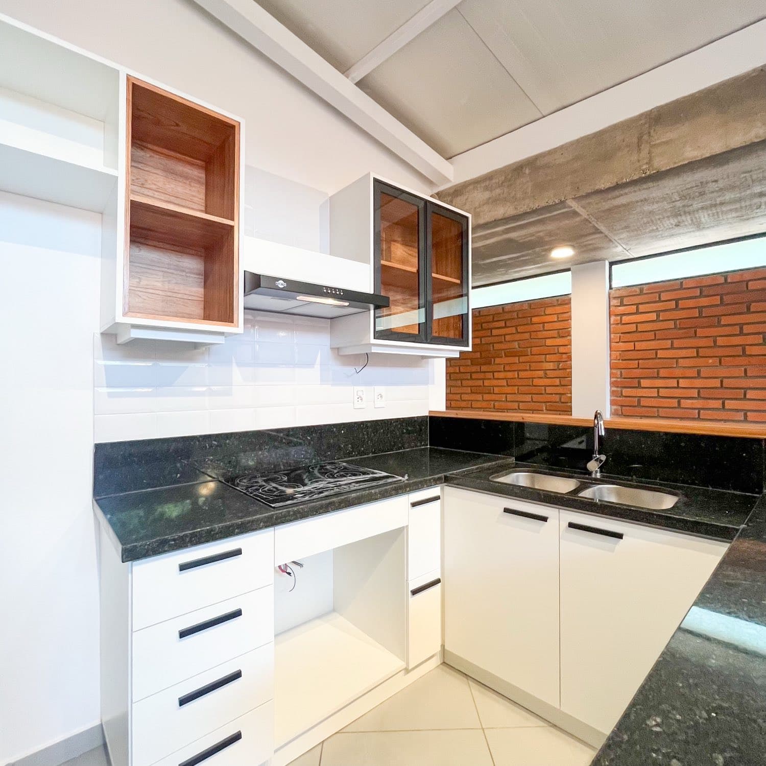 Cocina con muro de ladrillo visto