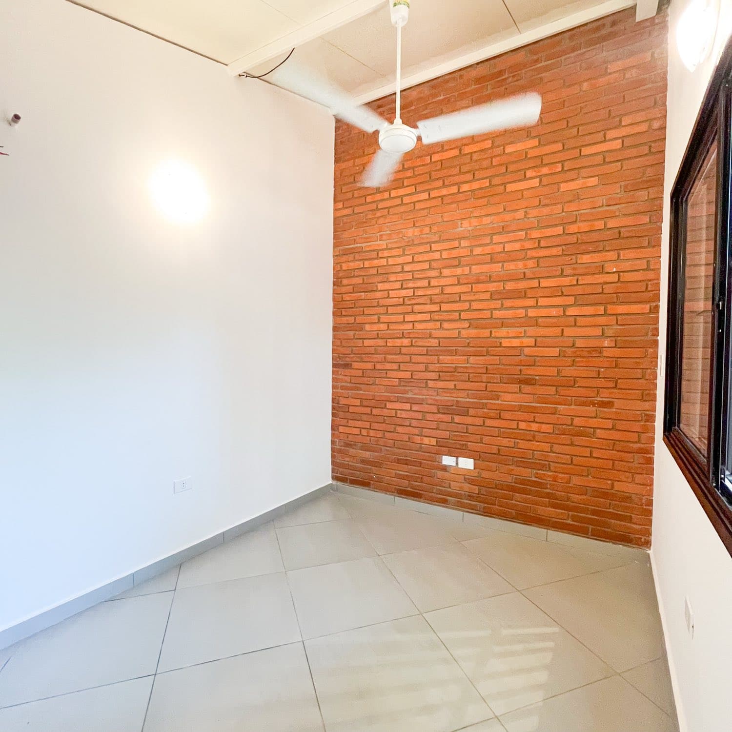 Habitación con muro de ladrillo